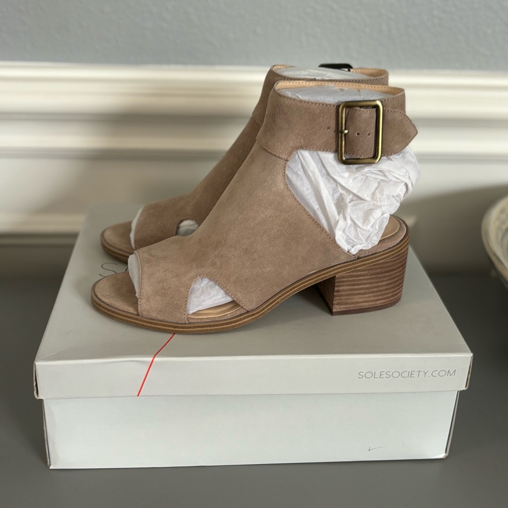 BRAND NEW Sole Society So-Tally Sandals in taupe.